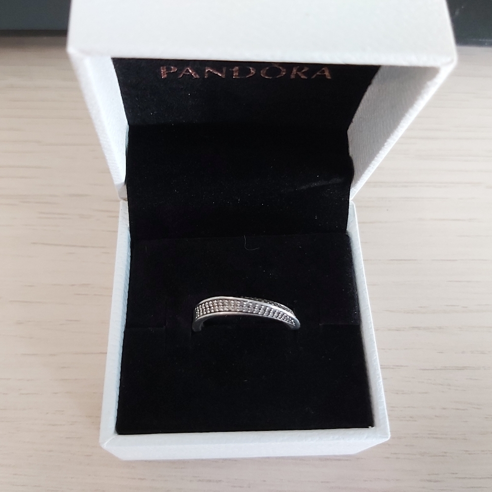 Pandora curved ring
